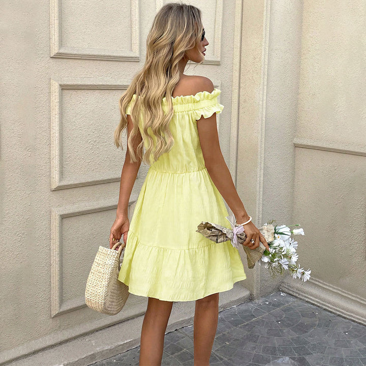 Robe d'été courte pour femmes avec un ourlet volant ludique et un design à épaules dénudées Chic & Stil