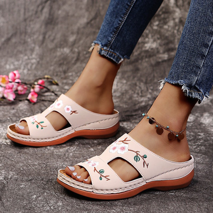 Comfortable slippers for women with embroidered floral design and anatomical sole Lune London