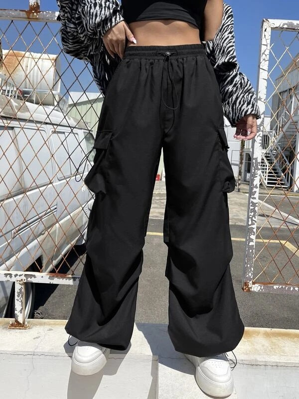 Women's cargo pants with extra-large cut and practical pockets