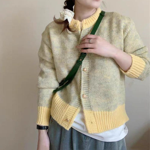 Cardigan pour femmes avec motif complexe et accents colorés Chic & Stil
