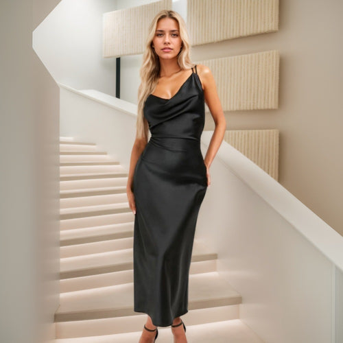 Robe maxi élégante pour femmes avec décolleté drapé et silhouette slim Chic & Stil