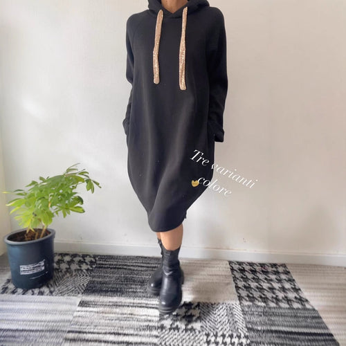 Robe hoodie femme dans un style décontracté oversize avec des accents scintillants Chic & Stil