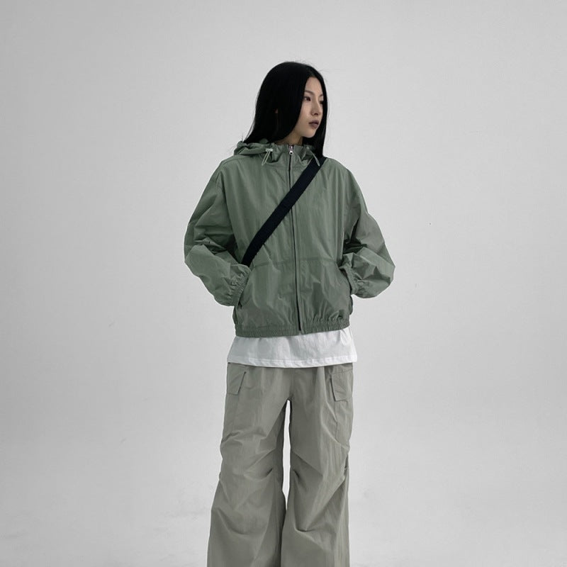 Veste légère à capuche pour femmes avec cordon de serrage ajustable Chic & Stil
