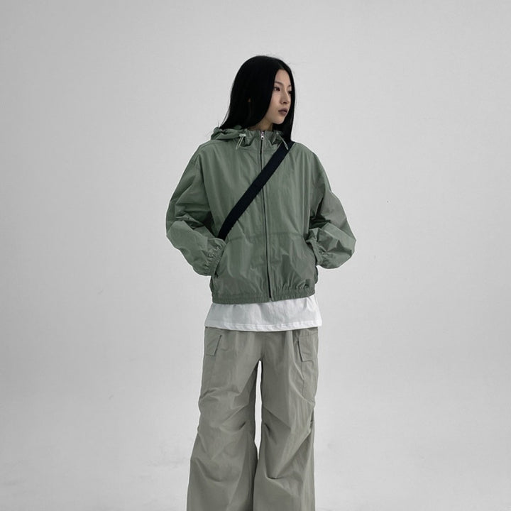 Veste légère à capuche pour femmes avec cordon de serrage ajustable Chic & Stil