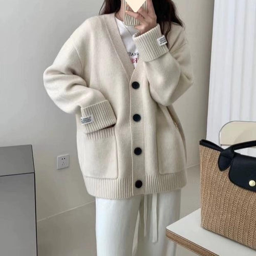 Cardigan pour femmes avec une coupe décontractée et de grandes poches Chic & Stil