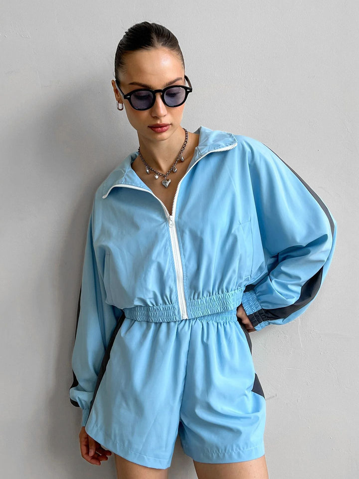 Women's sports set made of functional and breathable material with zipper and elastic waistband Lune London