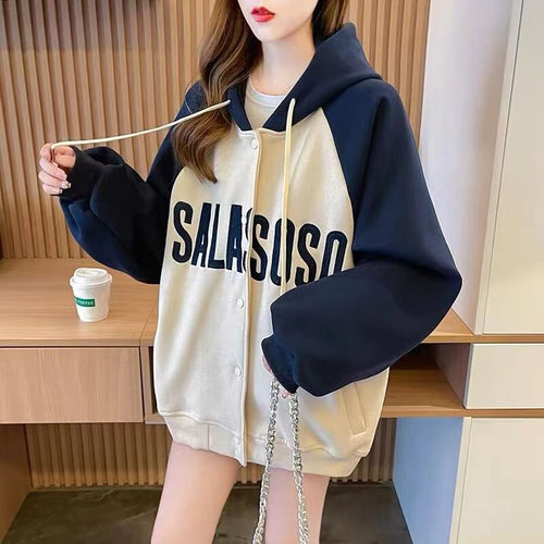 Women's sporty hooded jacket with a casual cut and eye-catching print Chic & Stil