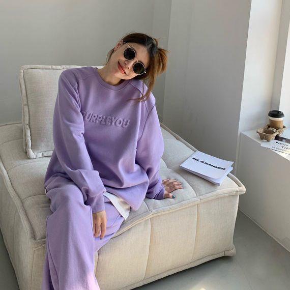 Women's Urban Lounge Outfit with oversized sweatshirt and casual joggers Chic & Stil