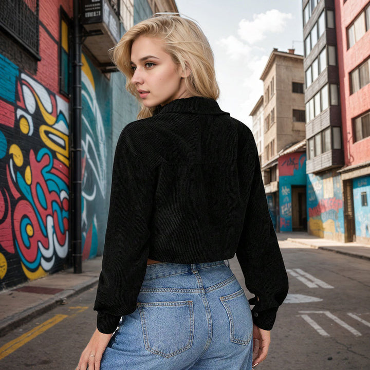 Veste en velours côtelé courte pour femmes avec des détails à la mode et des poches pratiques Chic & Stil