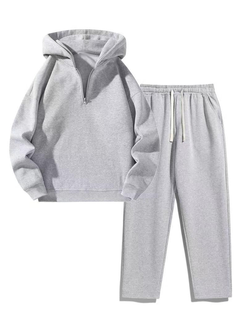 Women's sporty hoodie set with practical zip jacket and comfortable jogging pants Chic & Stil