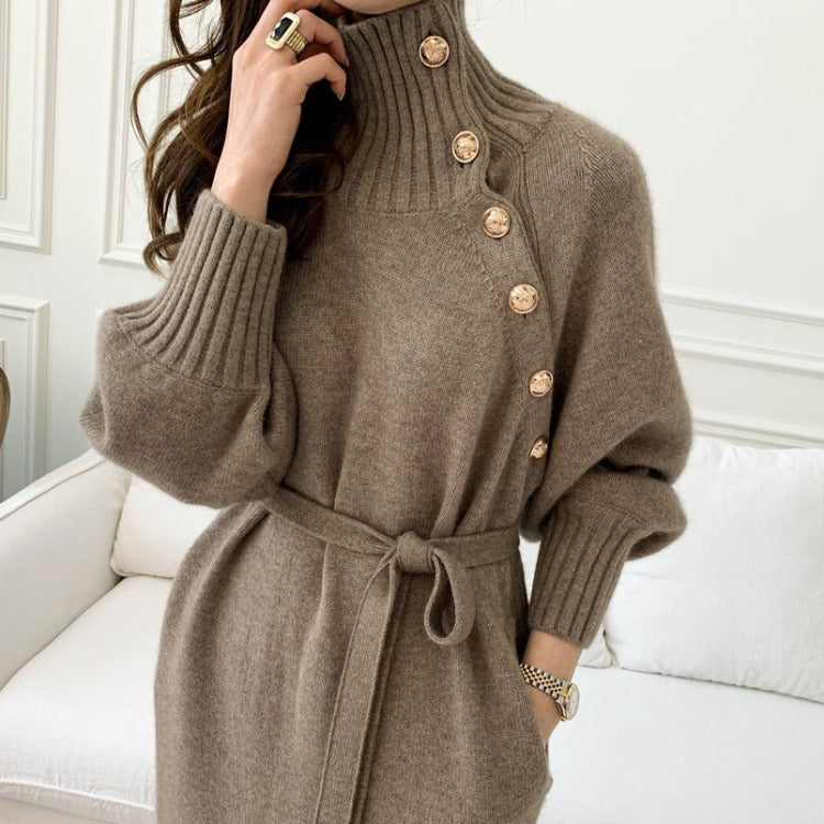 Robe tricotée élégante pour femme avec col haut à la mode et boutons décoratifs Chic & Stil