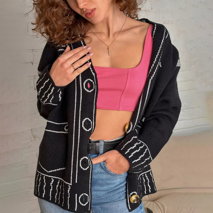 Cardigan pour femmes en tricot lâche avec un design élaboré et de grands boutons Chic & Stil
