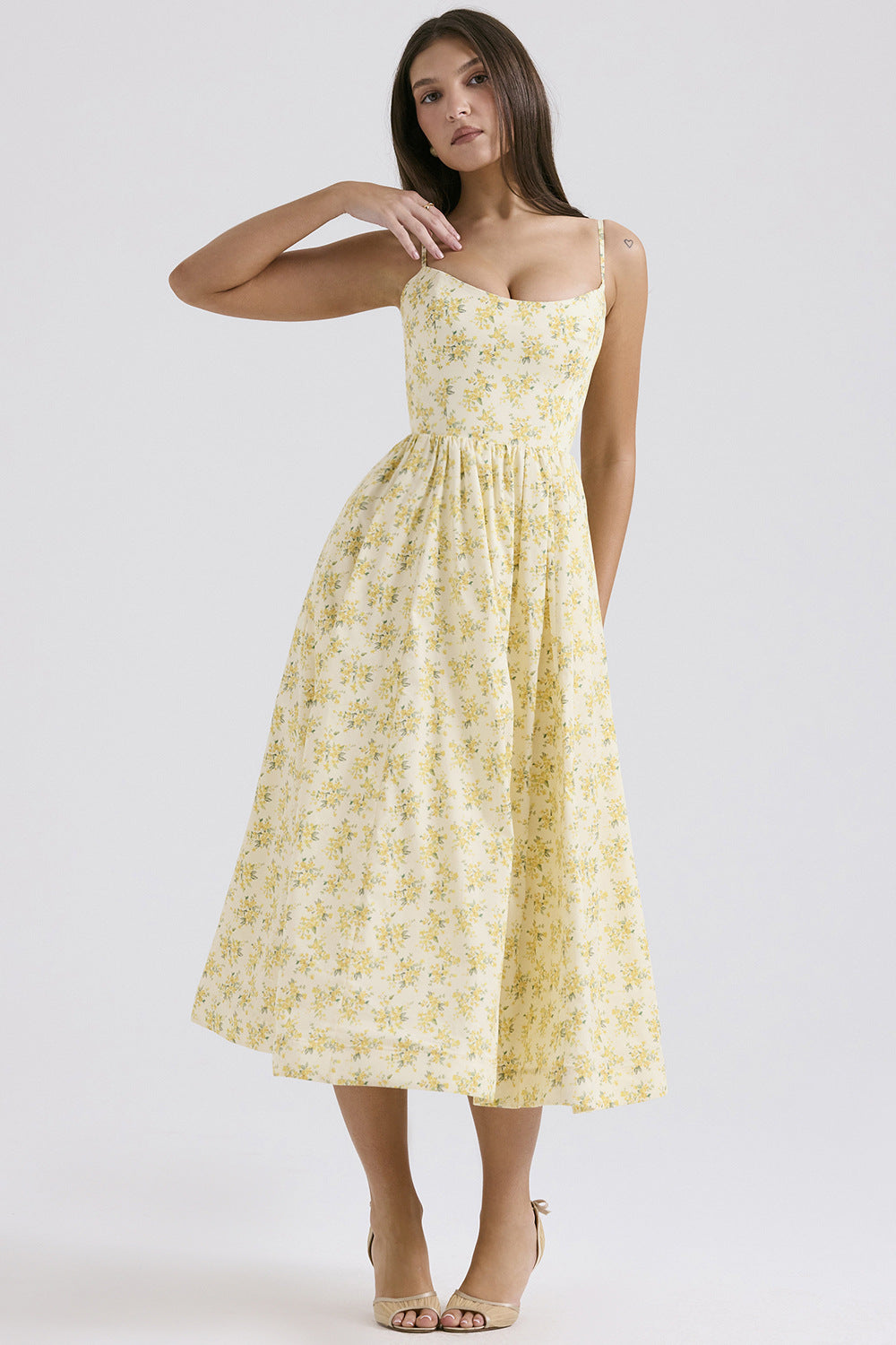 Maxi dresses for women with floral pattern and elegant, flowing silhouette Chic & Stil