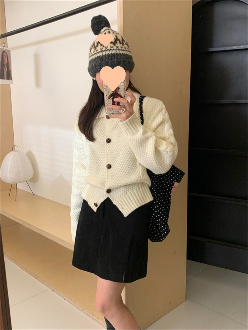 Women's oversized knitted jacket with cable design and chic texture and style
