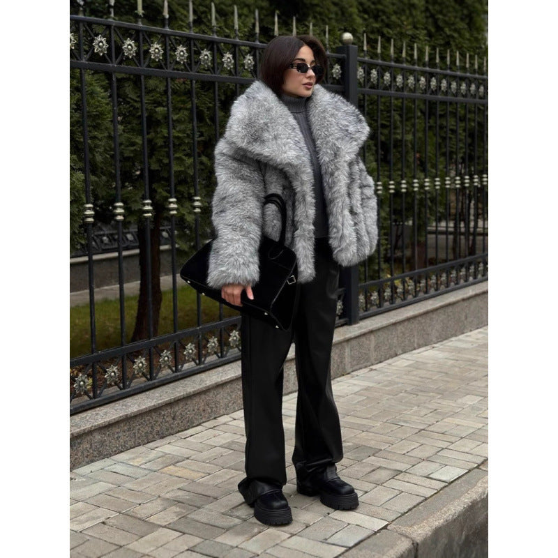 Faux fur jacket for women with oversized collar and relaxed fit Lune London