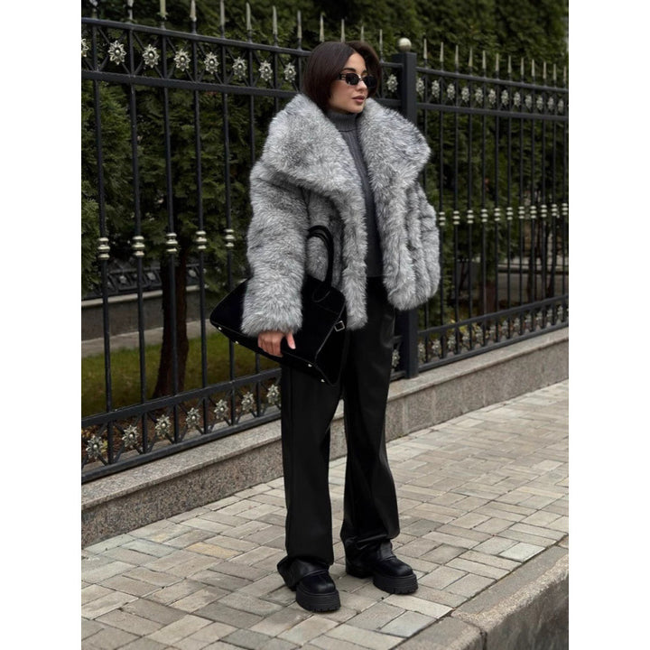 Faux fur jacket for women with oversized collar and relaxed fit Lune London