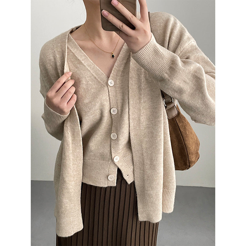 Cardigan tricoté pour femme avec col en V et détails de boutons Chic & Stil