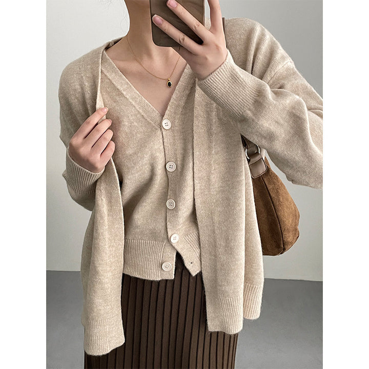 Cardigan féminin à la mode avec décolleté en V et fermeture à boutons Chic & Stil