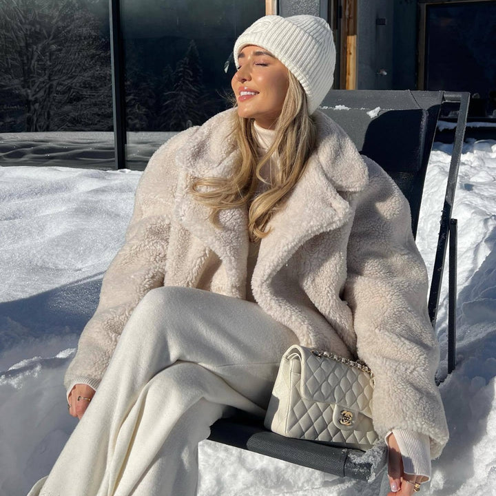 Veste en peluche douillette pour femmes avec coupe oversize et col haut
