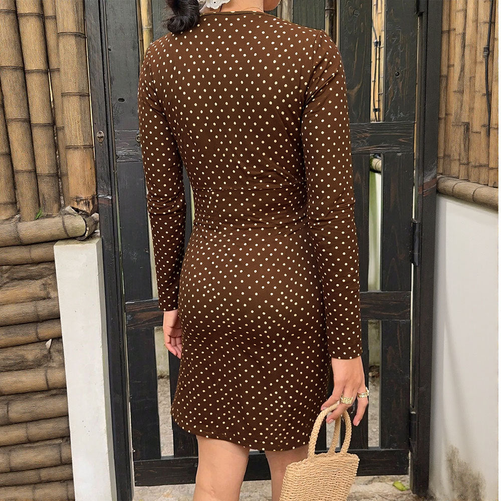 Robe mini pour femmes avec un élégant col en V et un motif à pois ludique Chic & Stil