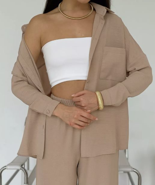 Casual women's shirt with button-down closure and chest pocket Lune London
