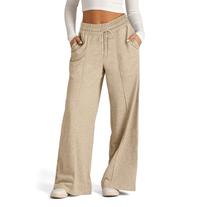 Leisure pants for women in a loose fit with an elastic waistband and practical entry pockets Lune London