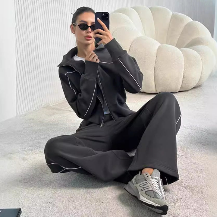 Women's sporty leisure suit with soft top and comfortable pants Lune London