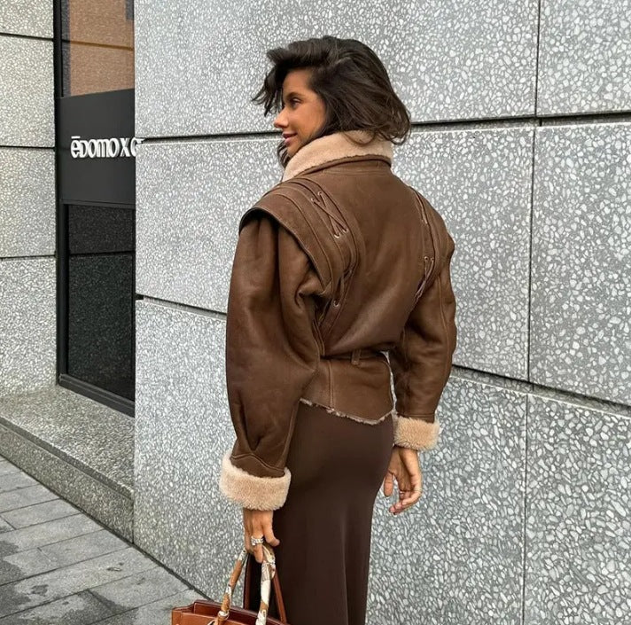 Trendy faux leather jacket for women with luxurious faux fur collar and stylish waist Lune London