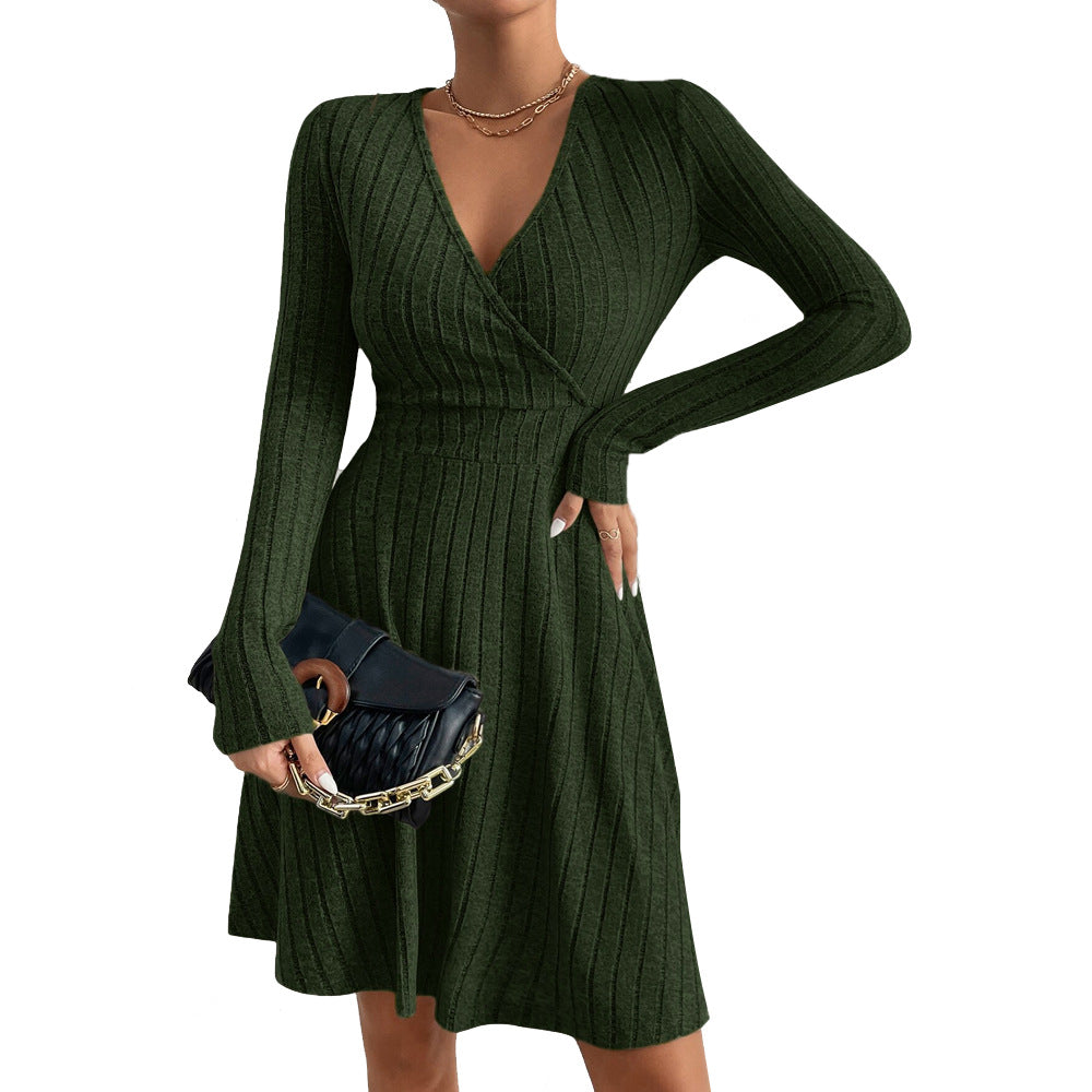 Robe tricotée pour femmes avec un élégant décolleté en V et une coupe ajustée Chic & Stil