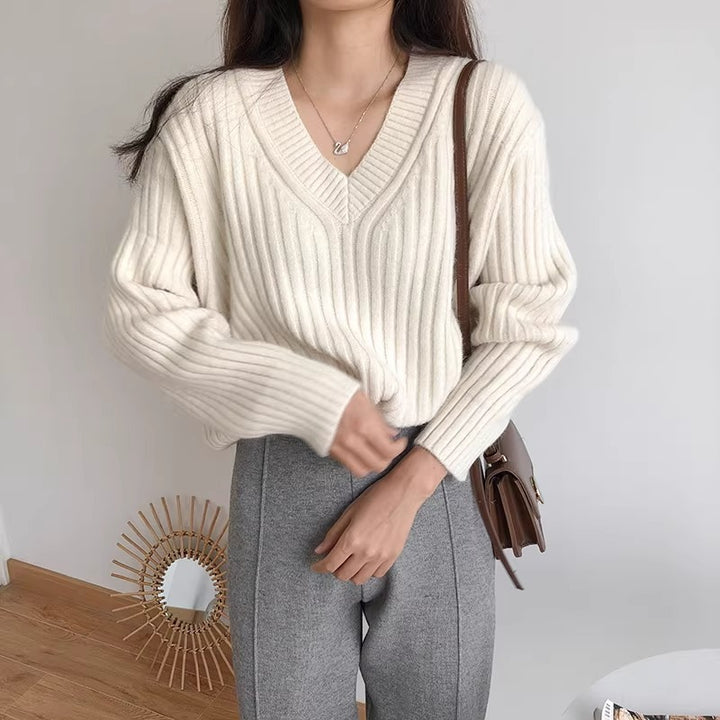 Pull femme en maille fine avec décolleté en V et coupe décontractée Chic & Stil