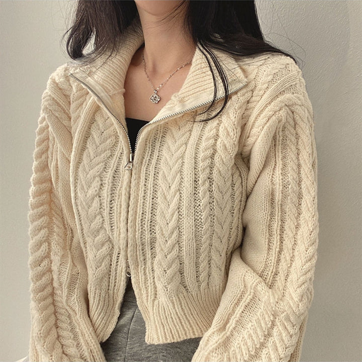 Cardigan féminin avec coupe courte et zipper décoratif Chic & Stil