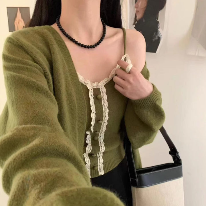 Chemisier tricoté pour femmes avec bordure en dentelle romantique et coupe décontractée Chic & Stil