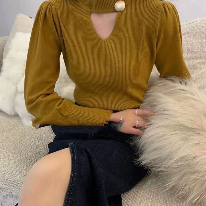 Pull élégant pour femmes avec décolleté en V et patte de boutonnage décorative Chic & Stil