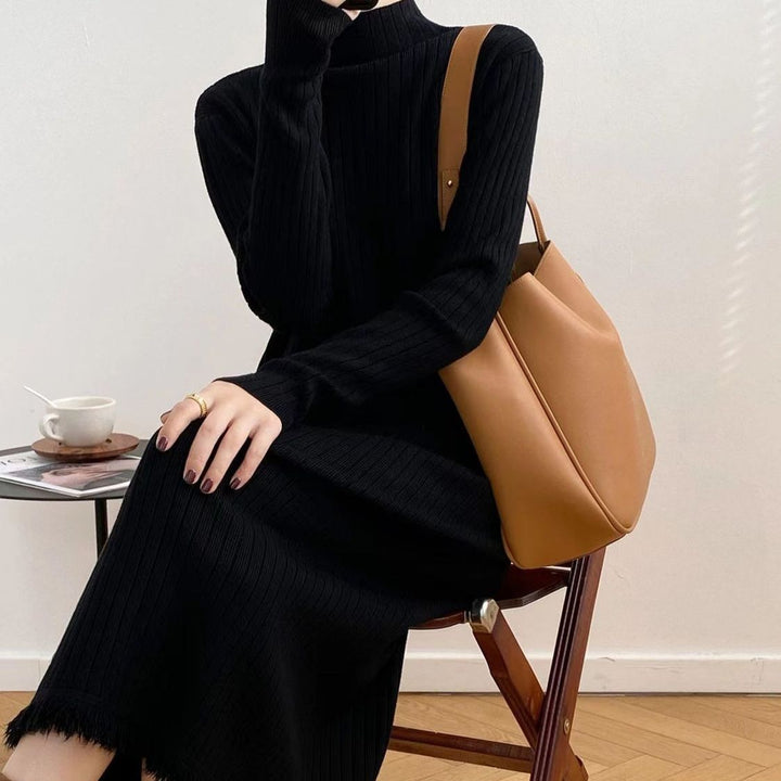 Robe tricotée à manches longues pour femmes avec un design en côtes texturé et un ourlet duveteux