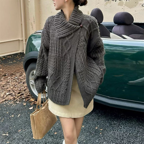 Cardigan pour femmes avec motif en cable complexe et matière douce Chic & Stil