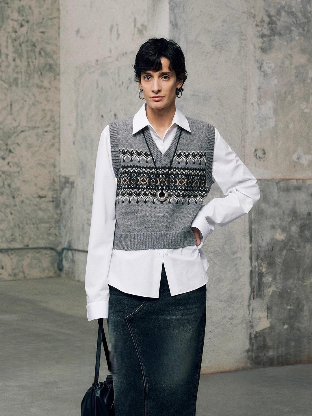 Pull en maille à la mode pour femmes avec décolleté en V et motif géométrique Chic & Stil