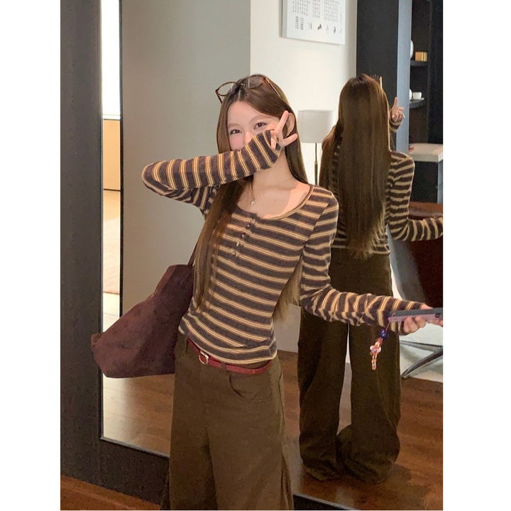 Women's long sleeve shirt with modern stripe pattern and button placket Chic & Stil