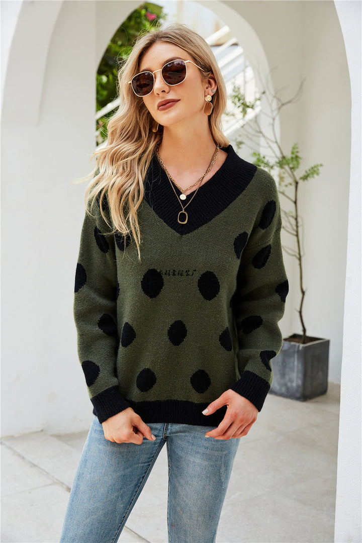 Pull féminin à la mode avec un décolleté en V profond et un design à pois graphiques Chic & Stil