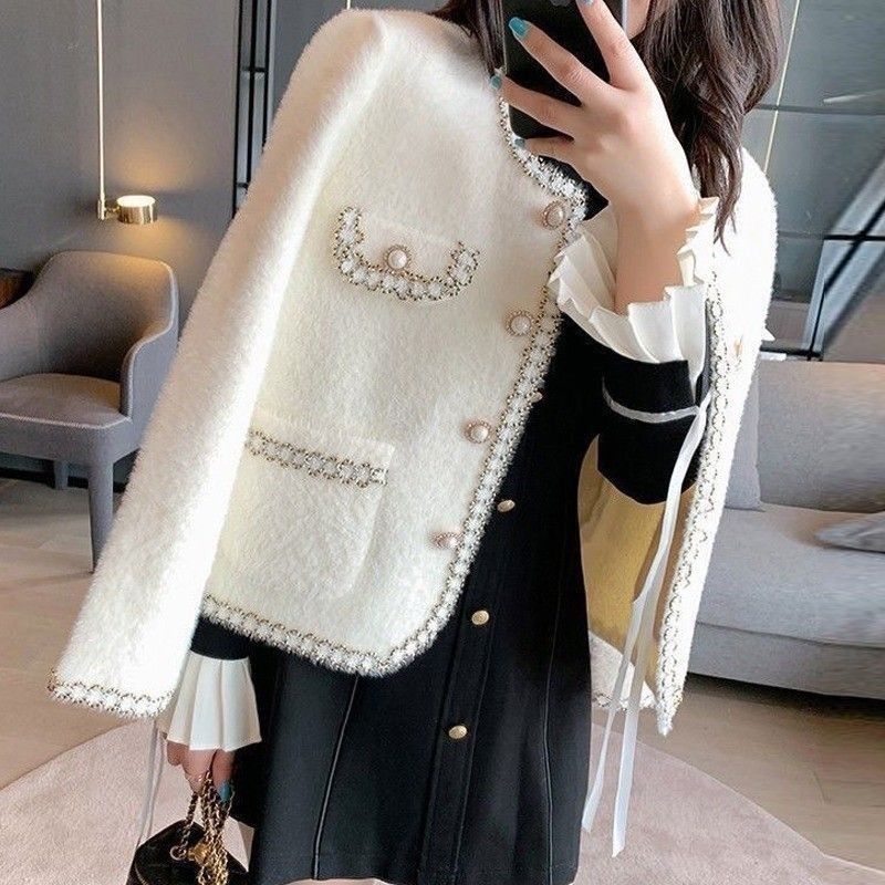 Veste bouclée élégante pour femmes avec garniture en perles Chic & Stil