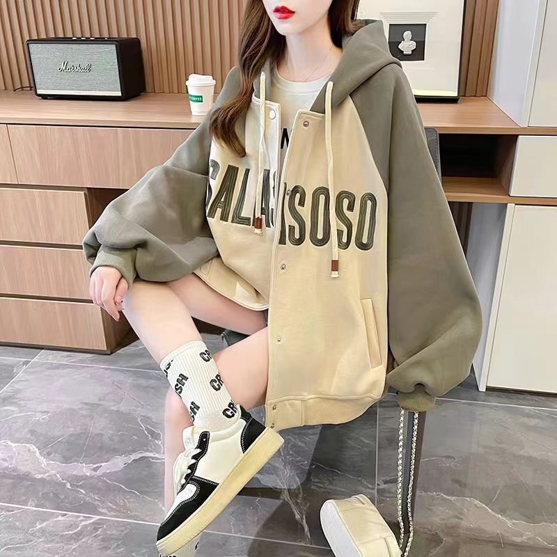 Women's sporty hooded jacket with a casual cut and eye-catching print Chic & Stil