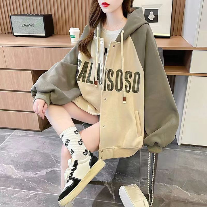 Women's sporty hooded jacket with a casual cut and eye-catching print Chic & Stil