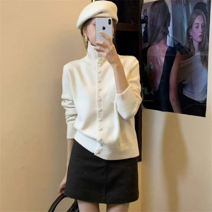 Pull en maille pour femme avec col montant et détail de bouton Chic & Stil