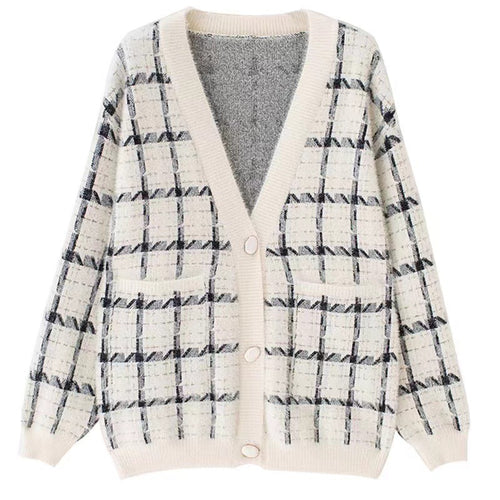 Ladies oversized cozy wool sweater with chic check pattern and style