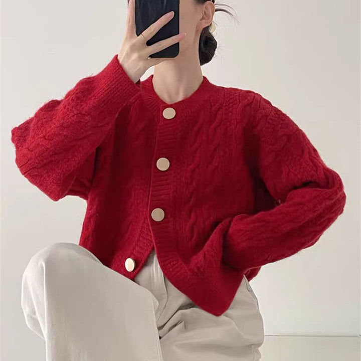 Cardigan pour femmes avec motif en câble et gros détails de bouton Chic & Stil
