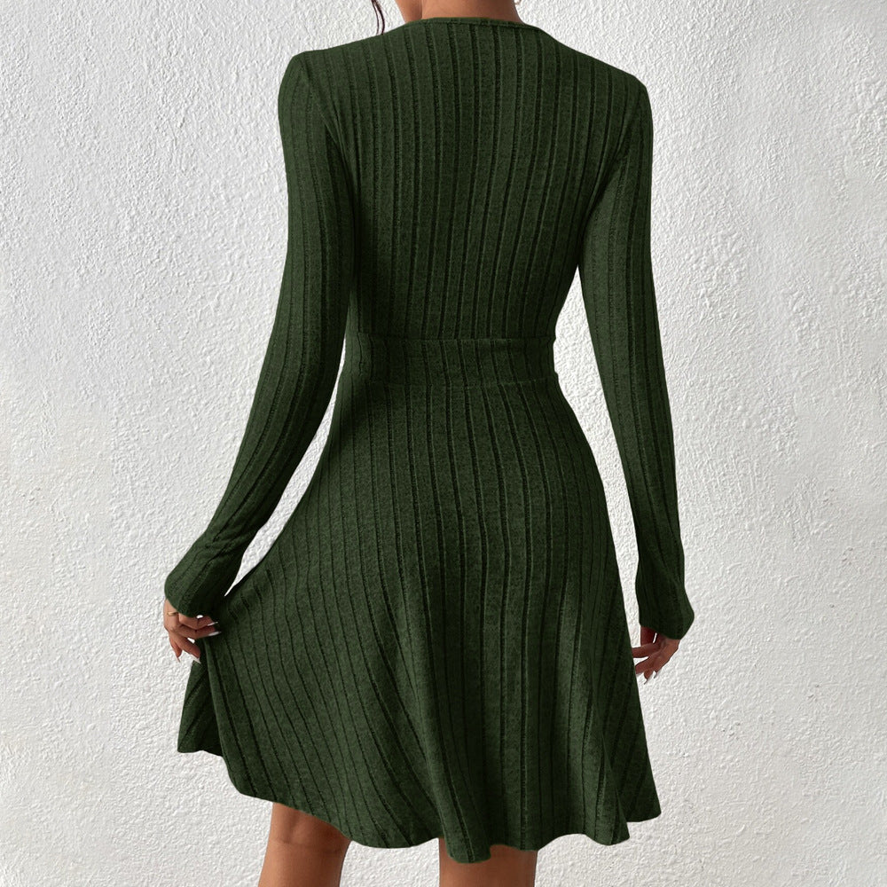 Robe tricotée pour femmes avec un élégant décolleté en V et une coupe ajustée Chic & Stil
