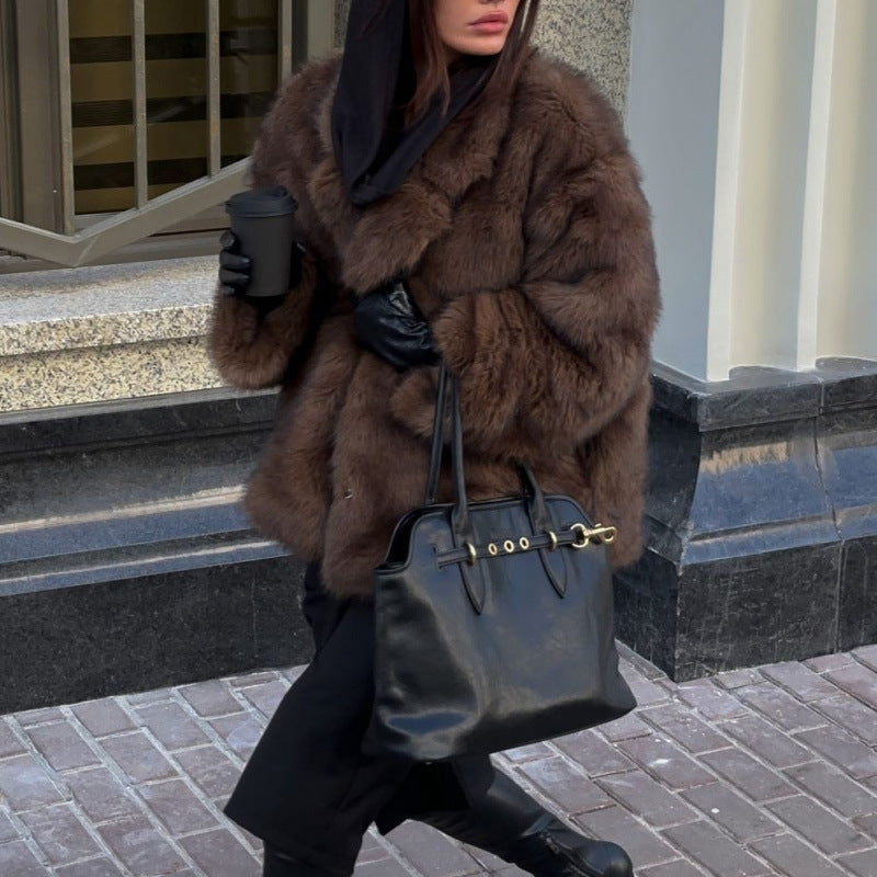 Women's Luxurious Faux Fur Coat with Elegant Cut Chic Und Stil