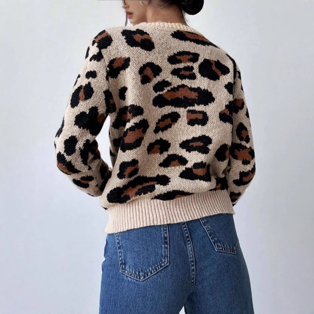 Cozy knitted sweater for women with leopard print and oversized shoulders Lune London