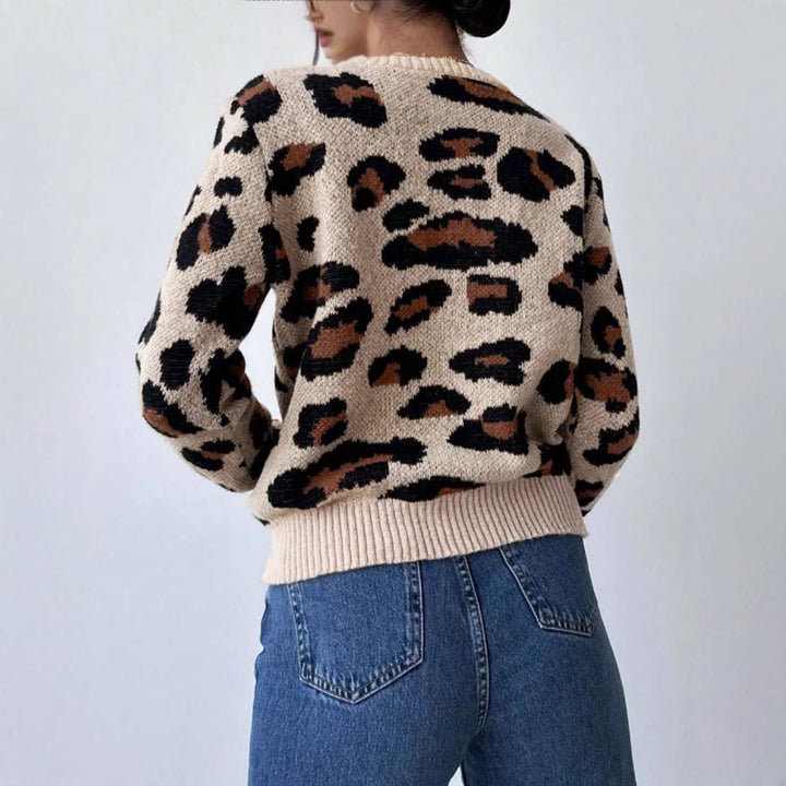Cozy knitted sweater for women with leopard print and oversized shoulders Lune London