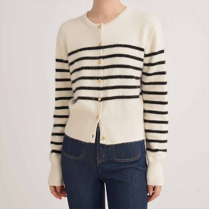 Cardigan rayé pour femmes en matériau fin avec des boutons dorés Chic & Stil