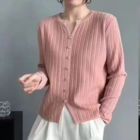 Blouse élégante pour femmes avec de fins plis et des détails de boutons Chic & Stil